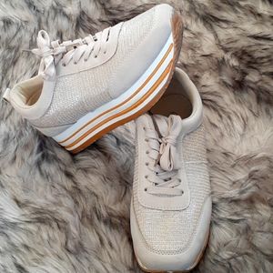 Fashionable sneakers